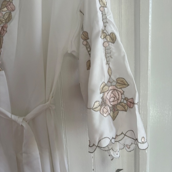 Vintage Miss Dior New with Tags Embroidered White Wrap Robe Small - Picture 11 of 15